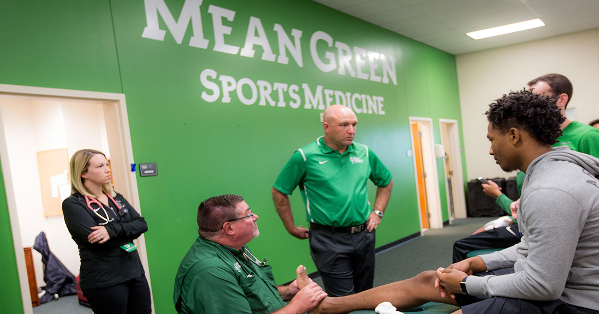 For medical students, a sideline view of treating football injuries