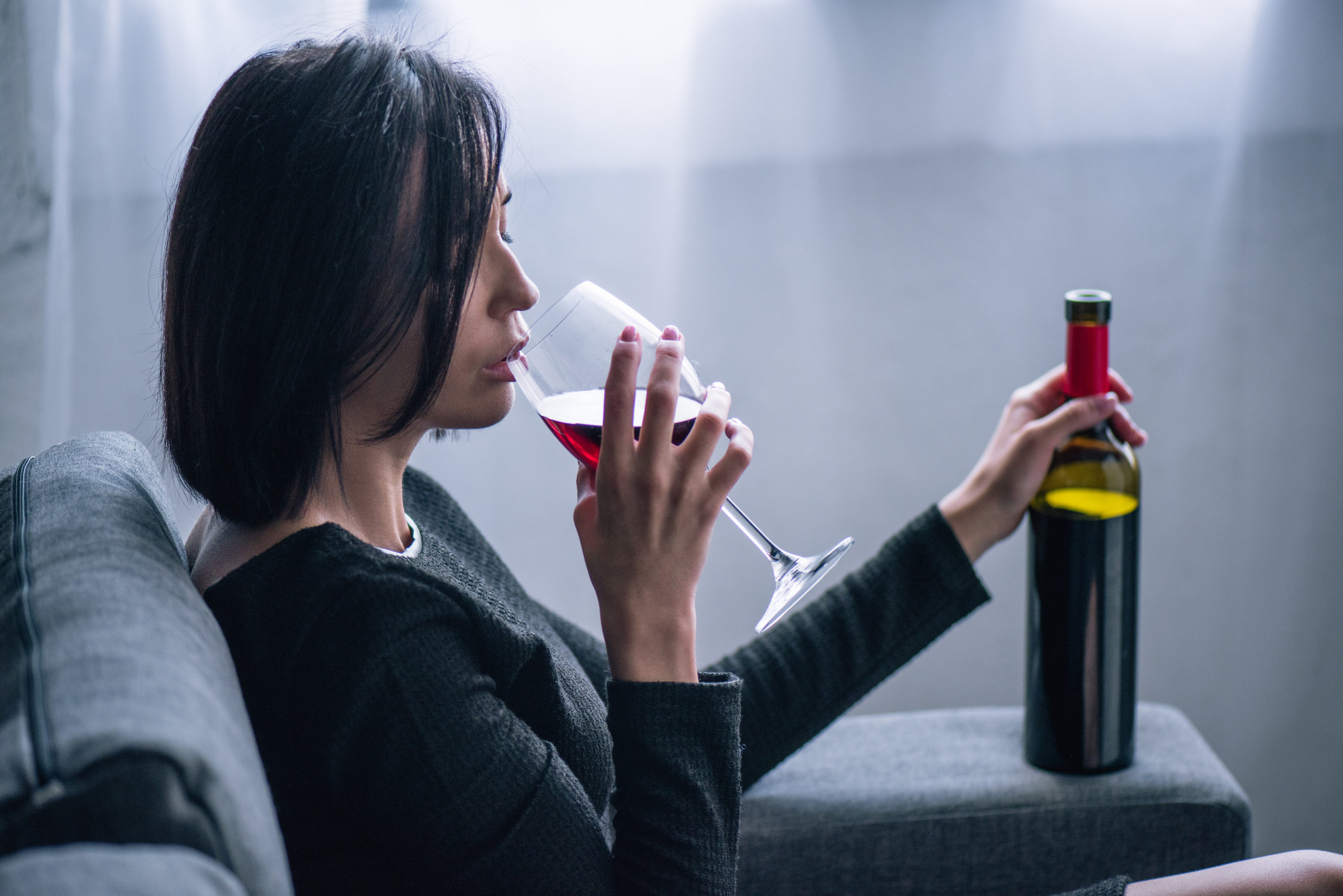 Уставшее вино. Женщина пьет. Пьющая девушка. Одинокая женщина пьет. Девушка пьет вино.