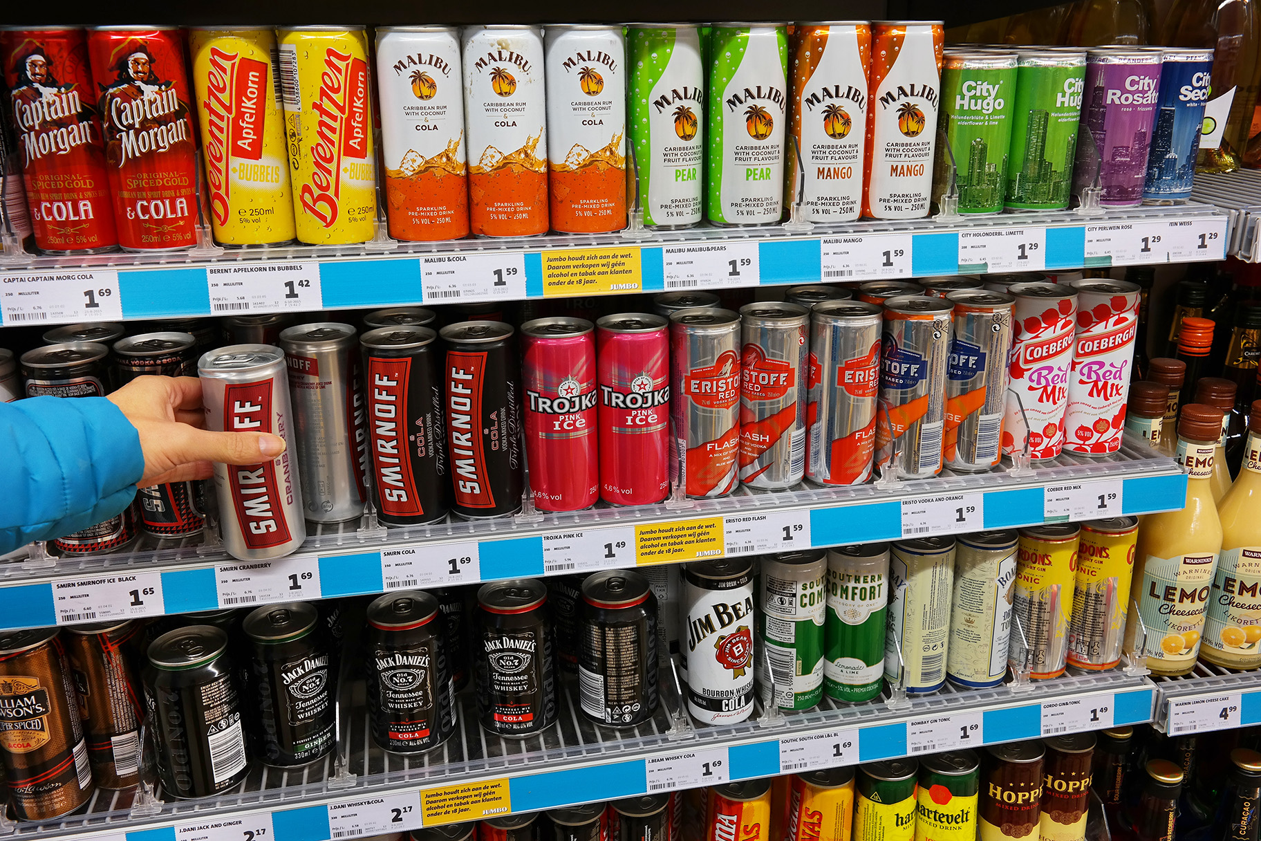 The,netherlands, ,october,31,,2015:,shelves,with,alcopop,in